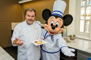 Disneyland Paris et la Maison Pierre Hermé Paris créent un dessert d’exception pour célébrer 90 ans de magie avec Mickey