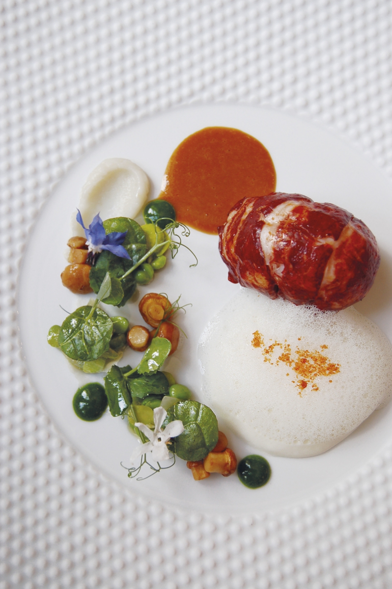 Homard rôti en carapace, émulsion riz coco, girolles et petits pois au géranium odorant