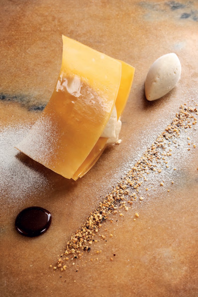 La nougatine au lait garnie d’une crème au lait réduit, confiture de lait &amp; crème au beurre noisette